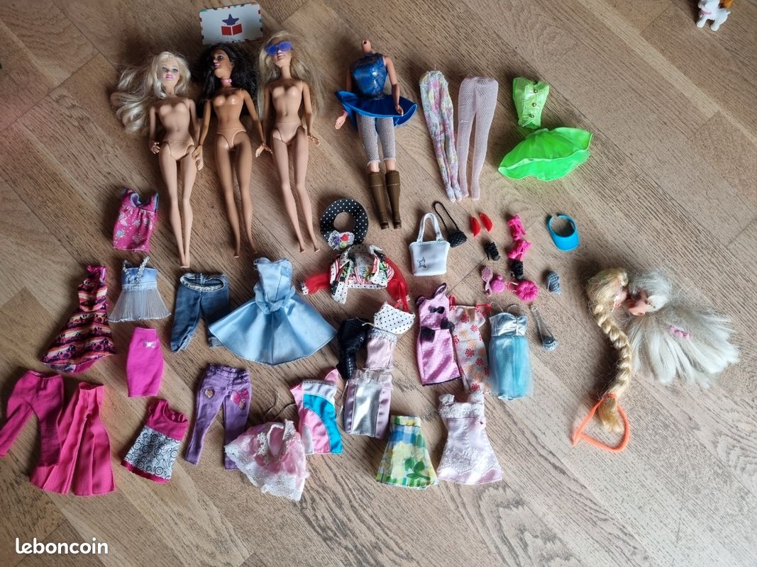 Lot Vintage De Vêtements Et Accessoires Barbie - Mattel