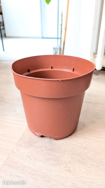 Grand pot plastique (image 1)