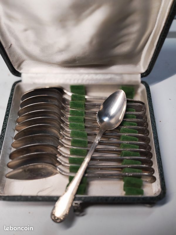 Coffret de 12 cuillères à café en métal argenté