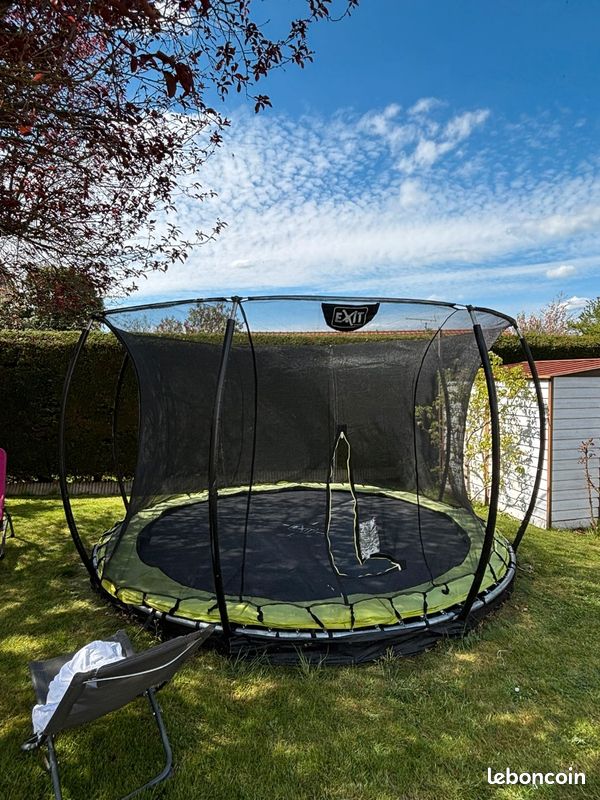 Trampoline (image 1)