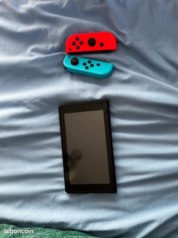 Nintendo Switch avec manette taille réel (image 8)