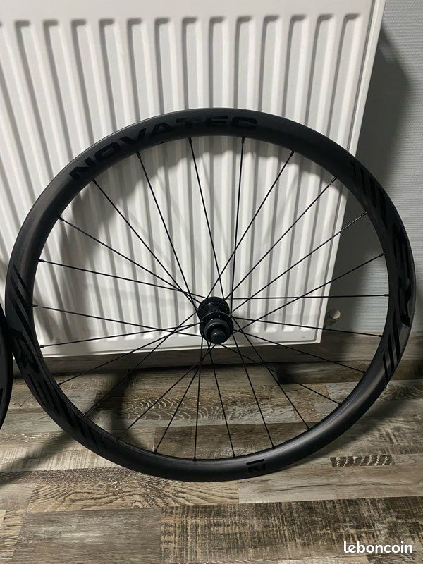 Roues carbones novatec R3 neuves Équipements vélos