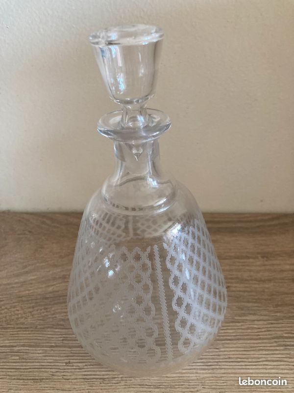 Flacon à parfum en cristal Baccarat avec bouchon (image 1)