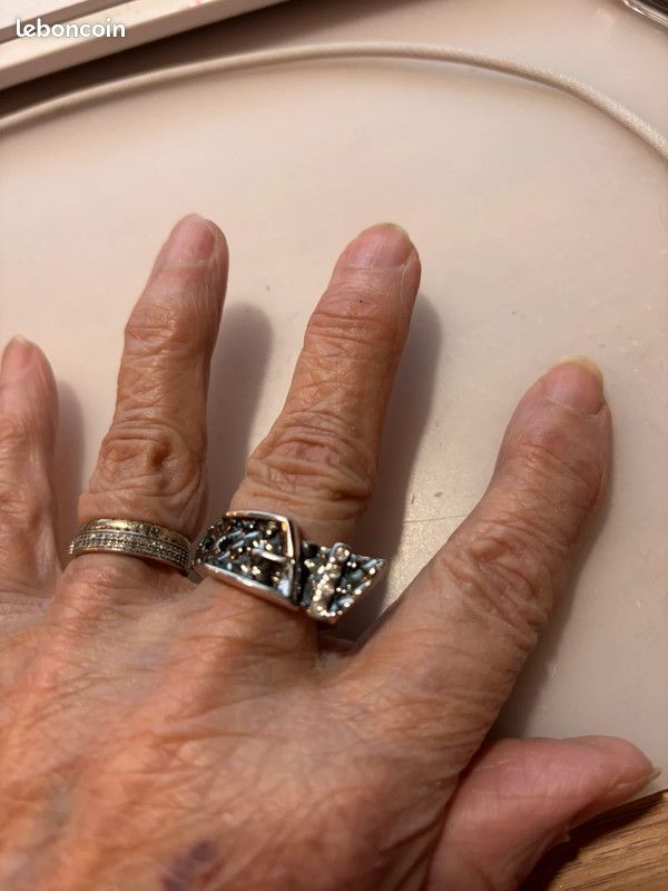 Jolie Bague rhodium Pierre Lang taille VII ou 55 Montres Bijoux