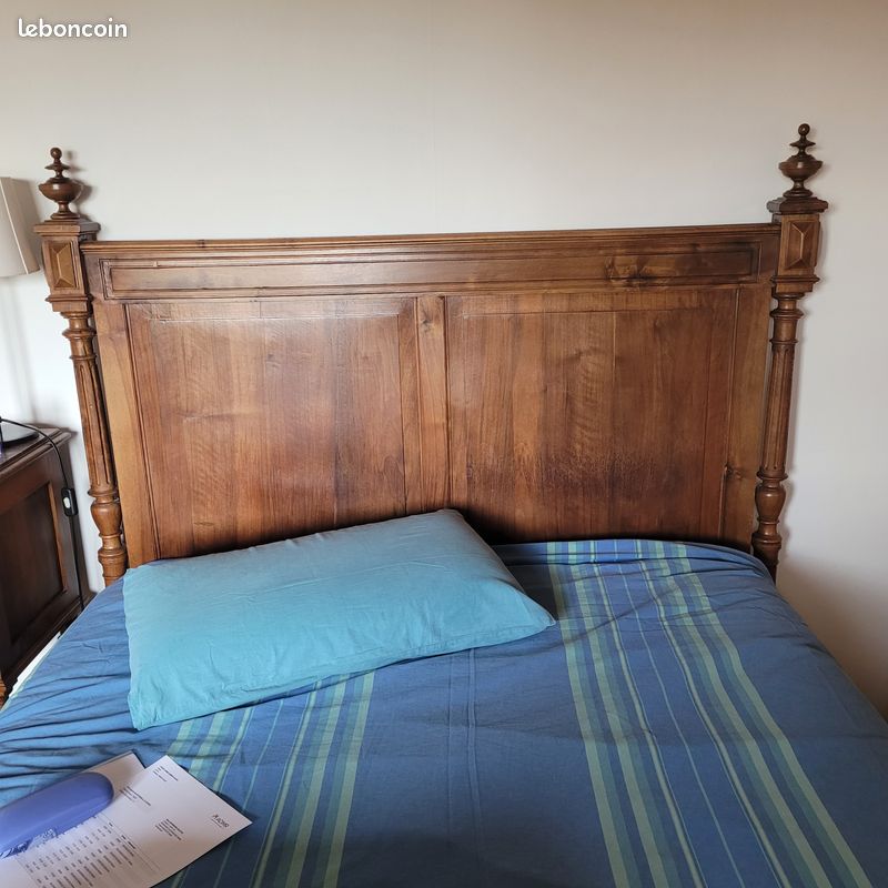 Vends table de nuit et bois de lit en noyer (image 2)