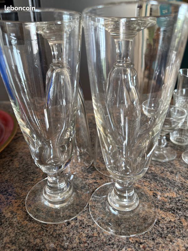 Lot de petit verres anciens et carafe (image 3)
