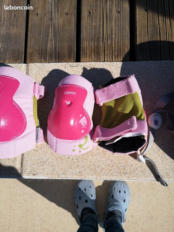 Roller avec casque et protections genoux coudes et poignets (image 2)