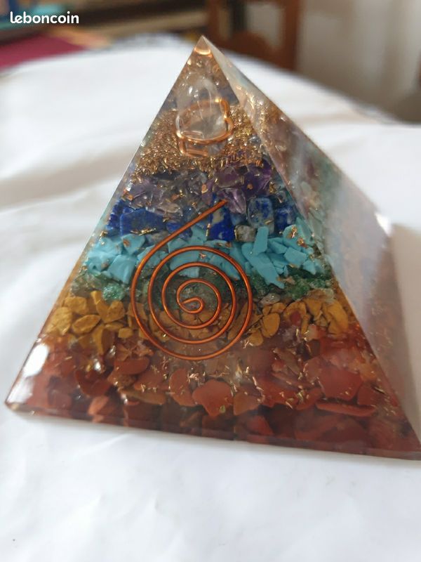 Pyramide Orgonite 7,5 cm de côté. 7 chacras, fleur de vie (image 4)