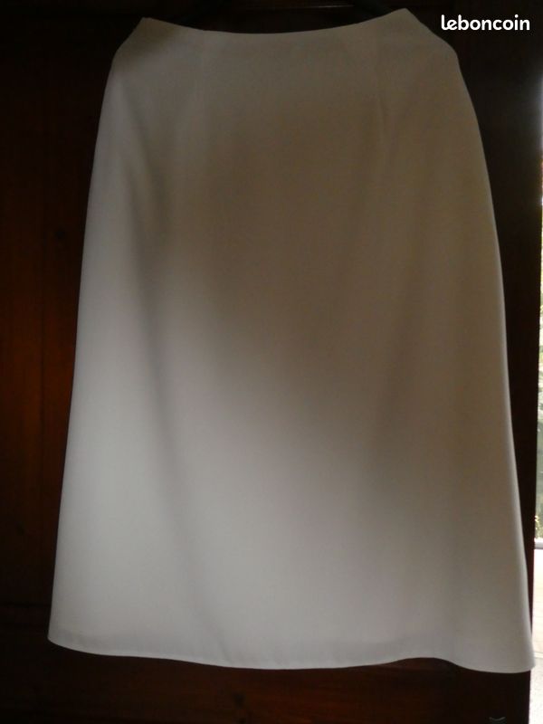 Très joli ensemble blanc pouvant convenir à une mariée (image 4)