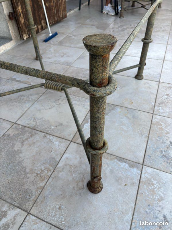 Chaises et pied de table en fer forgé (image 7)