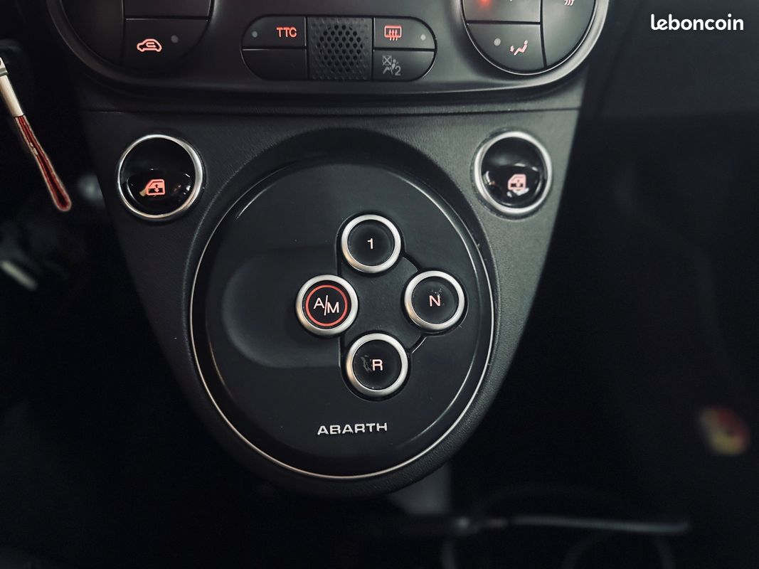 ABARTH 595 1.4 T-Jet 180 CH BVA Cabriolet Competizione Esseesse + ECHAPPEMENT AKRAPOVIC + PACK CARBONE + BEATS AUDIO + 1ERE MAIN + GARANTIE 12 MOIS (image 26)
