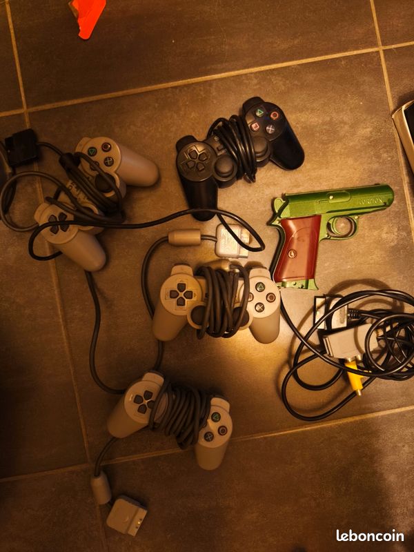 Lot Rétrogaming PlayStation 1 Complet (3 Consoles + Jeux + Accessoires) (image 2)
