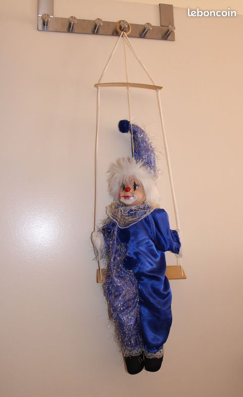 Figurine Clown Sur Balançoire 60 Cm – Céramique Multicolore – Déco Maison Joyeuse
