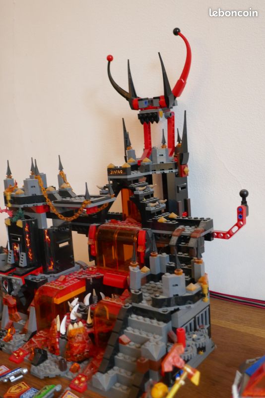 Knights Jestro's Volcano Lair Nexo Knights 70323 Lego 70323