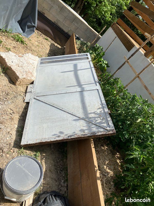 Dons d’une porte en fer, 195, X. 95 cm (image 1)