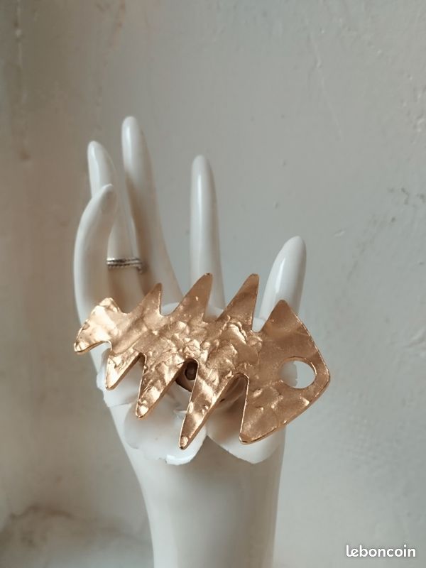 Broche Argentée Biche De Bere En Métal – Jolie Pièce D’occasion à Collectionner