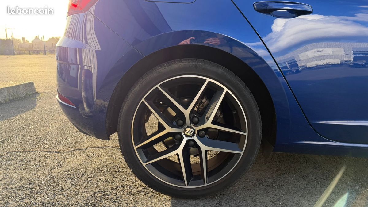 SEAT Leon 1.5 TSI 150 ACT FR DSG * REGULATEUR ADAPTATIF - APPLE CARPLAY - TOIT OUVRANT - CAMERA DE RECUL (image 29)