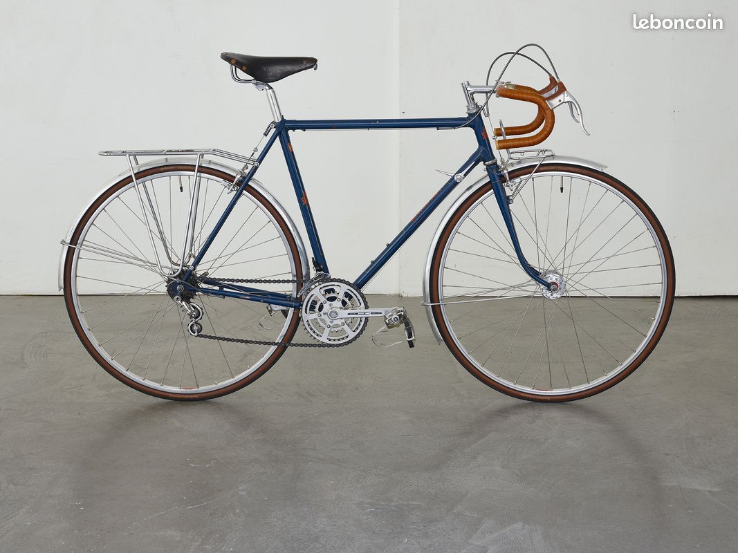 Alex Singer Rouge Une randonneuse classique