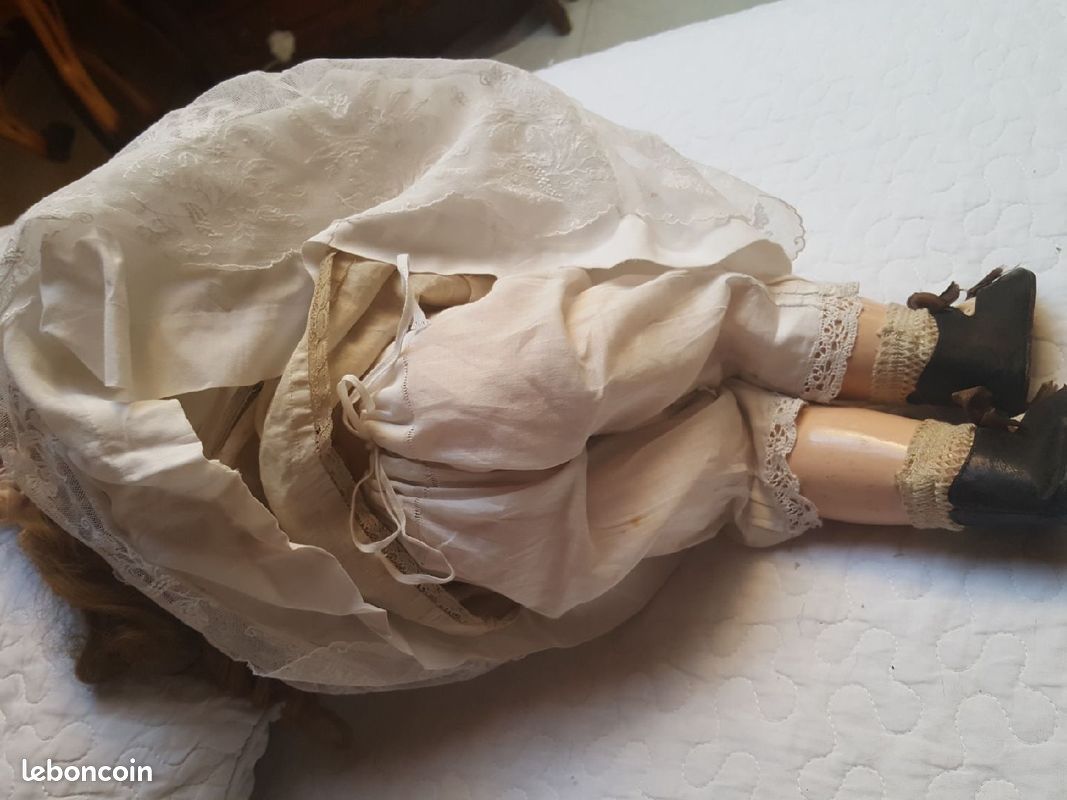 Robe en soie beige pour POUPÉES modernes ou anciennes 42 cm Jumeau BRU