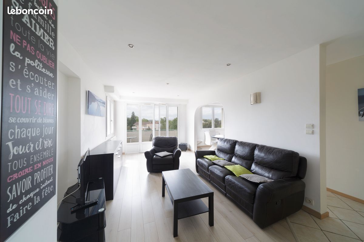 Appartement en dernier étage avec ascenseur aux Allées de Morlaas - Pau 64000 (image principale 0)