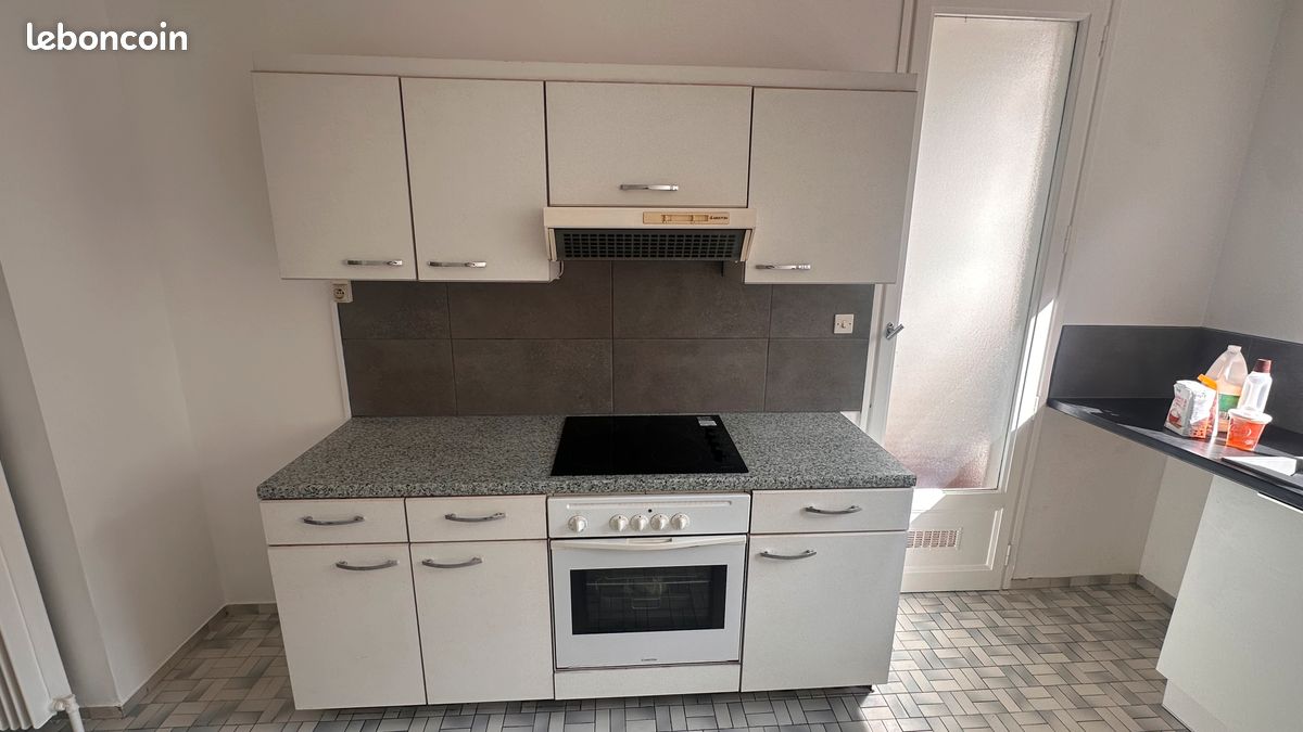 Cuisine en bois blanc (image 1)