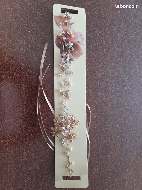 Suspension chignon en strass argenté et perles blanches fil doré (image 4)