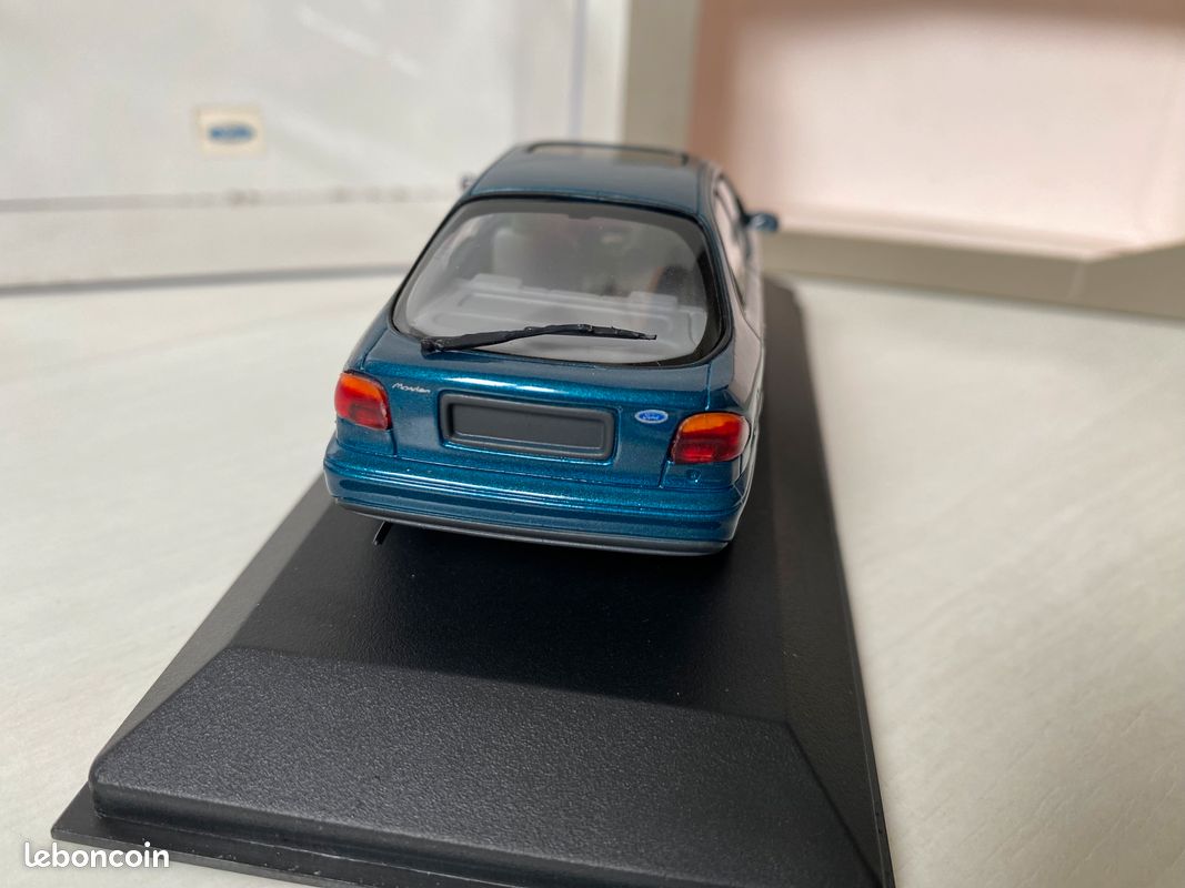 Miniature Ford Mondeo MkIII 2001 Bleu - Minichamps 1/43 - Neuf