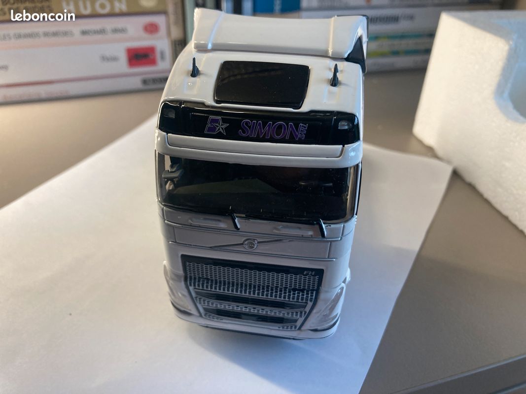 Camion semi remorque miniature de la marque VOLVO