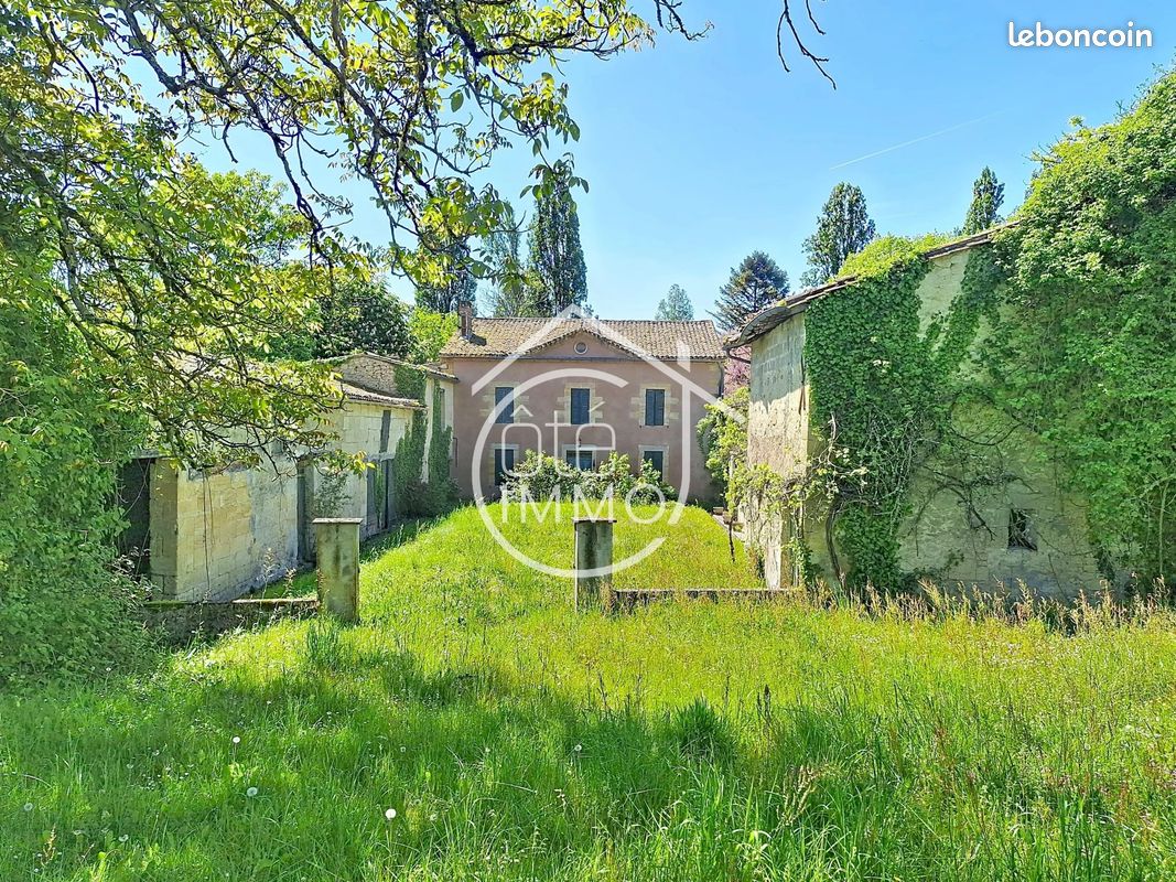 Maison 7 pièces 271 m² · à Villefranche-de-Lonchat · 271 m² · 195 000 €