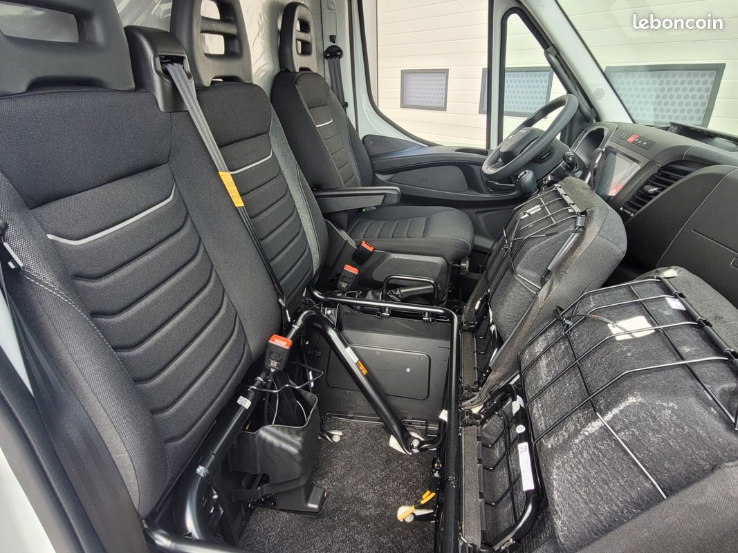 IVECO DAILY 35C14 SIMPLE CABINE BENNE COFFRE 03 PLACES comme NEUF avec ATTELAGE + CAMÉRA RECUL + SIÈGE CHAUFFEUR SUSPENDU + SUSPENSION RENFORCÉE 13 LAMES / GARANTIE 24 MOIS ( Prix de Vente 39 990 HT ) (image 11)