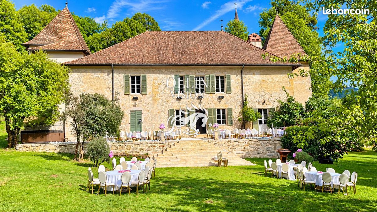 Maison 16 pièces 350 m² · à Montanges · 350 m² · 1 980 000 €