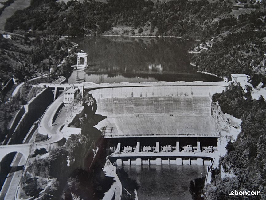 Le Barrage hydroélectrique de GENISSIAT photo Noir et Blanc (image 3)
