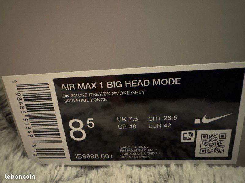 Nike Air Max Big head mode édition James bond apparu dans fortnite