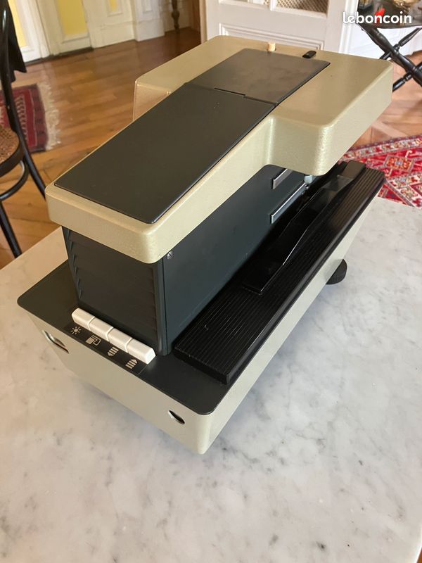 Projecteur De Diapositives Rollei P11.0 – 6x6 & 24x36 – Allemand – Occasion
