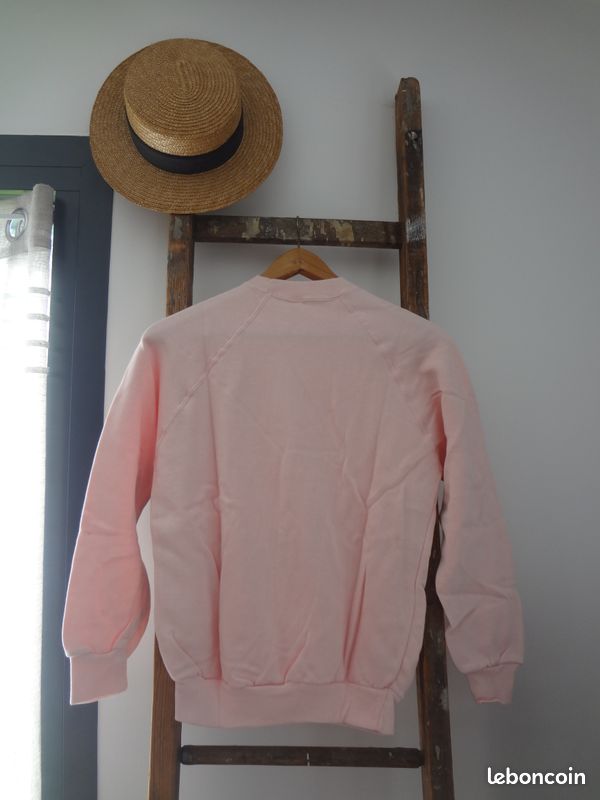 ENFOIRE 38 40 1 SWEAT ROSE ORANGE FLUO HAUT TEE SHIRT COLLECTEUR COLUCHE SWEAT  ENFOIRE  Taille 1 = 38 / 40 Très doux fond rose écriture orange fluo Texte : enfoiré avec salopette - Vêtements