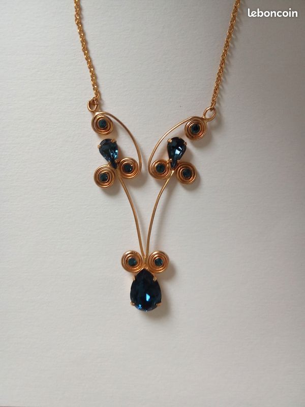 Collier Fantaisie Doré Avec Pierre En Résine - Jolie Bijou D'occasion à Petit Prix