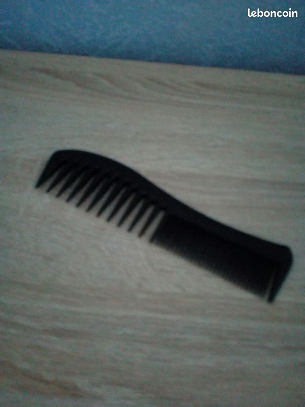 Peigne plastique noir très bon état (image 1)