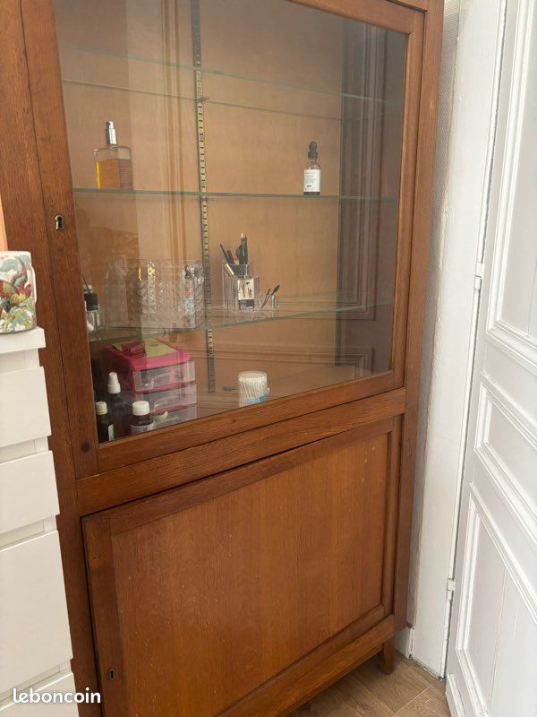 Meuble vitrine avec clefs (image 1)