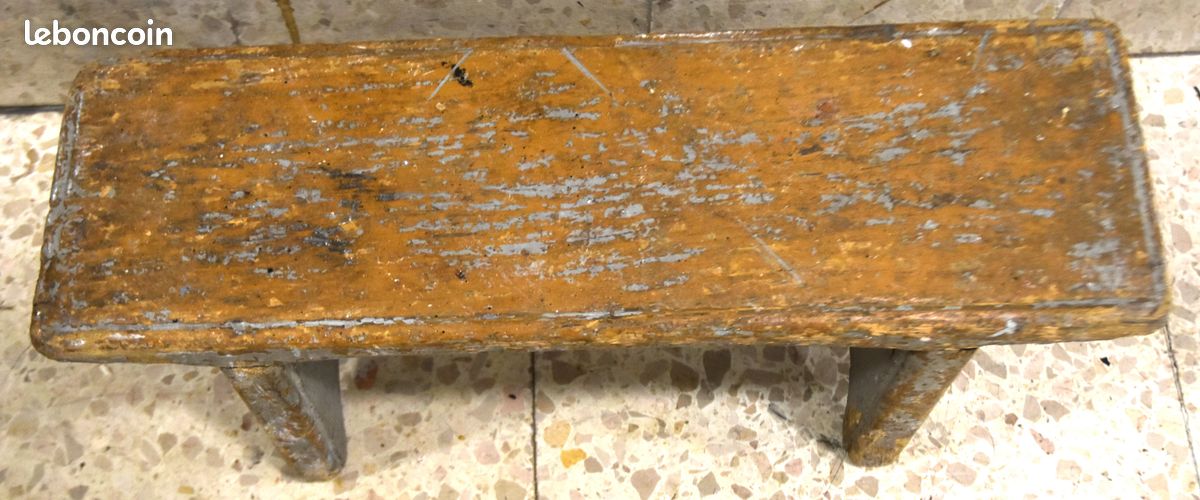 Ancien petit tabouret repose pied en bois vieux (image 2)