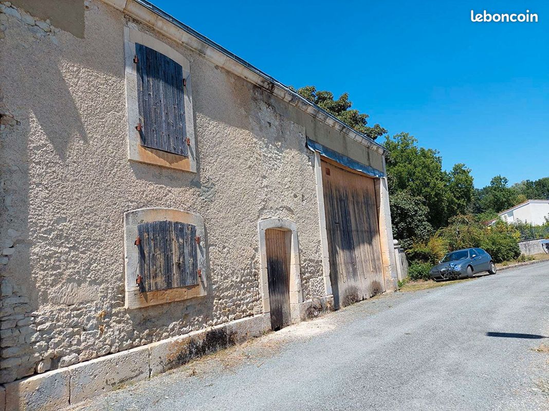 Local commercial 3 pièces 341 m² · à Vervant · 341 m² · 82 000 €