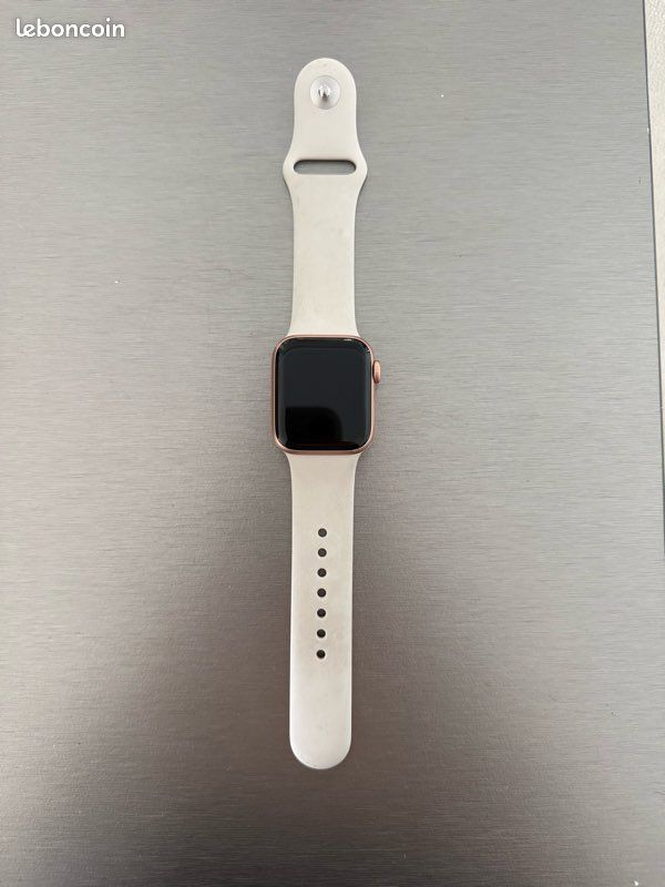 Apple Watch SE (avec chargeur) (image 1)
