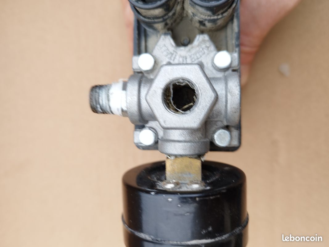 Pressostat de compresseur avec son manomètre et son alimentation électrique (image 4)