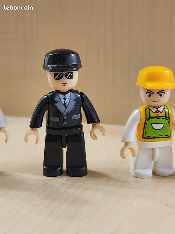Lot de 4 figurines type Lego - femme foulard, ouvrier casquette jaune, homme costume noir lunettes, homme gilet blanc lunettes - plastique (image 2)