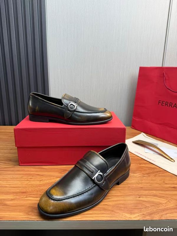 Mocassins Ferragamo, taille 42 (image 3)