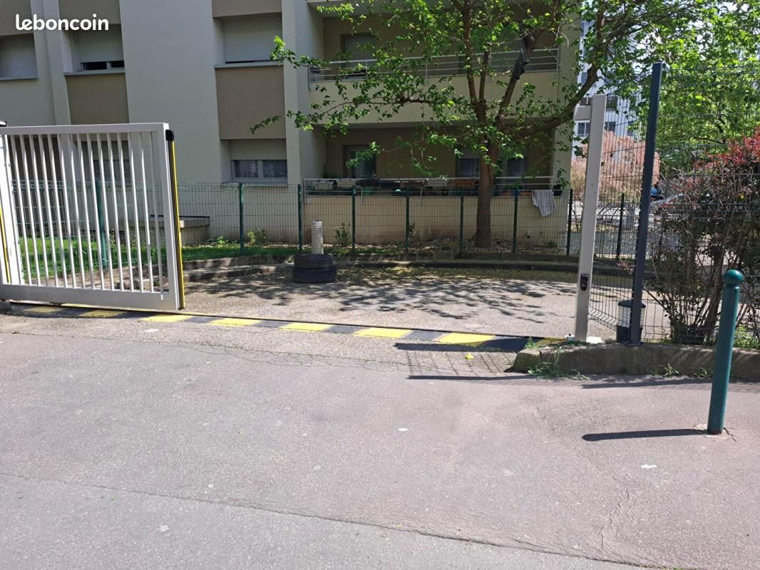 Garage/box Lyon · 59 €/mois