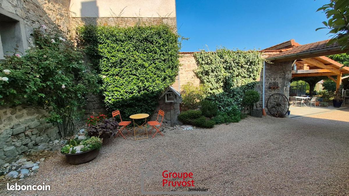 Maison 6 pièces 120 m² · à Saint-Barthélemy-Lestra · 120 m² · 285 000 €