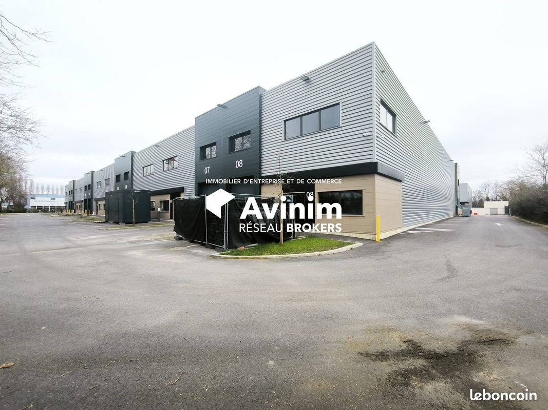 Local 2038 m² Buc (image 1)