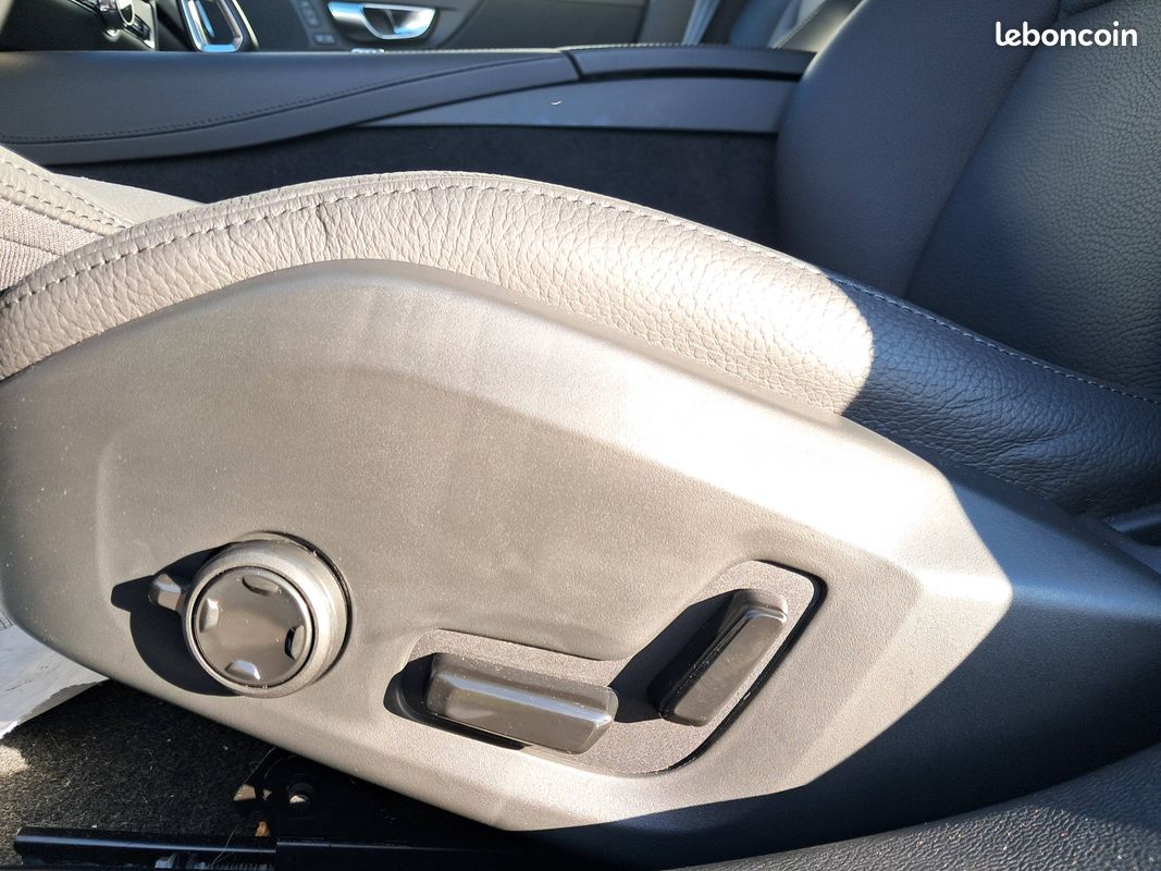 VOLVO V60 T6 AWD Hybride Rechargeable 253 ch + 145 ch Geartronic 8 Plus Style Dark (image 25)