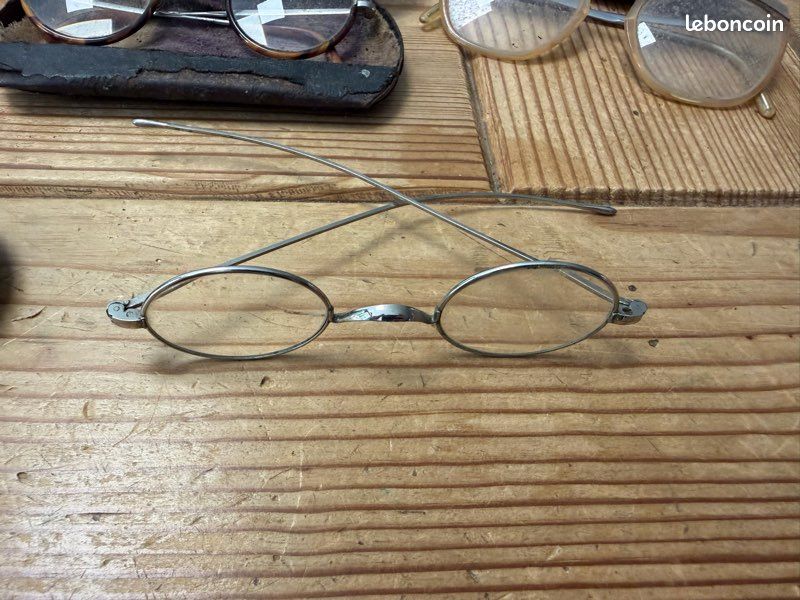 Lot de lunettes vintage et leur boîtier métalliques (image 2)