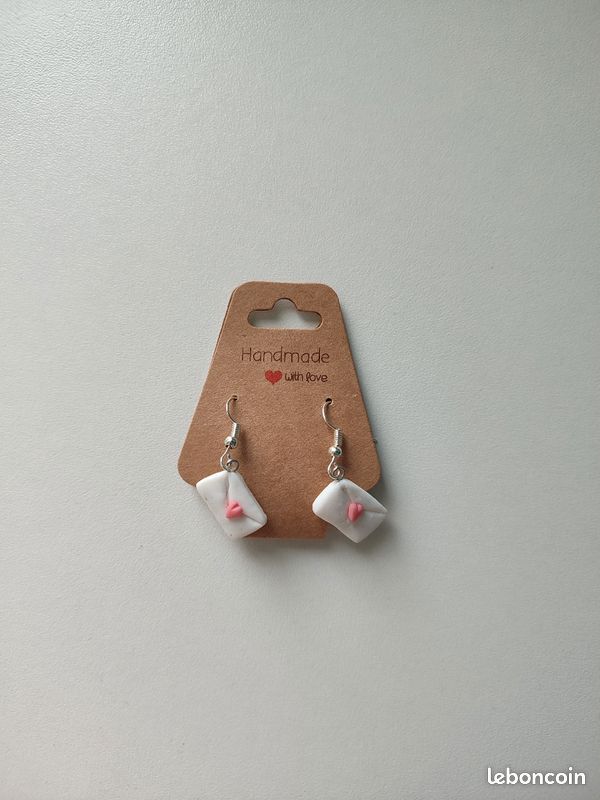 Boucles d'oreilles artisanales lettres d'amour (image 1)